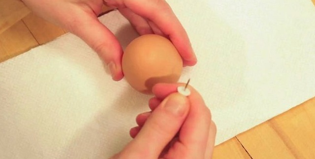 Блестящая идея к Пасхе. Стоит лишь залить масло в яйцо, и получится просто невероятная вещь!