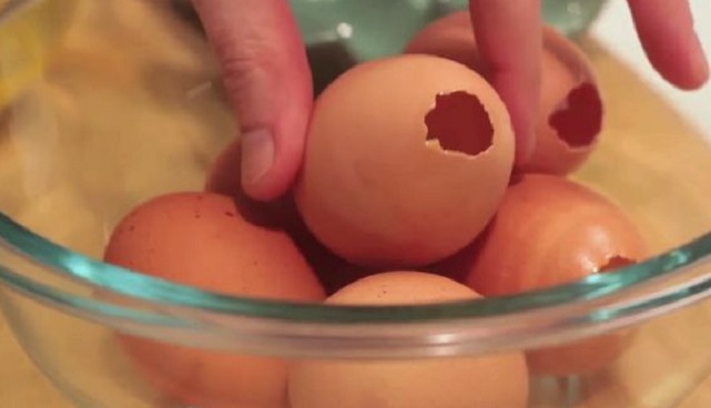 Блестящая идея к Пасхе. Стоит лишь залить масло в яйцо, и получится просто невероятная вещь!