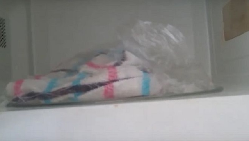 Больше не вывариваю! Как отстирать кухонные полотенца в микроволновке: лучший способ.