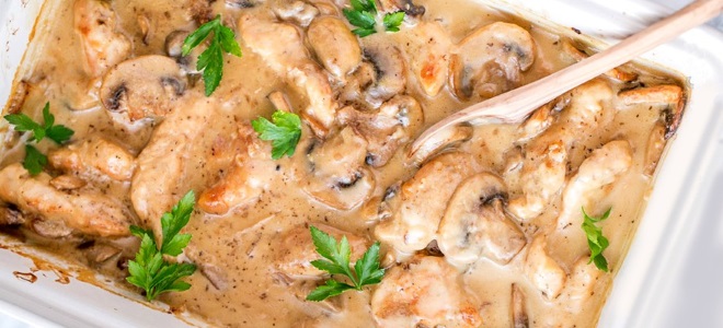 Гуляш из куриного филе — рецепты с подливкой из сметаны, с грибами и овощами.