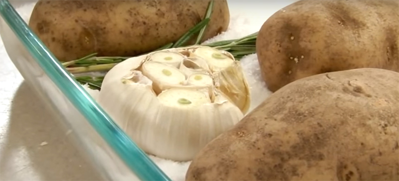 Как приготовить идеальный запеченный картофель: элементарный лайфхак для вкуснейшего блюда!