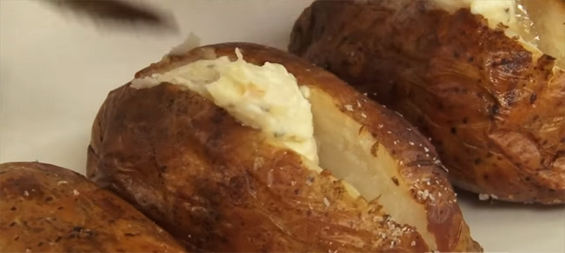 Как приготовить идеальный запеченный картофель: элементарный лайфхак для вкуснейшего блюда!