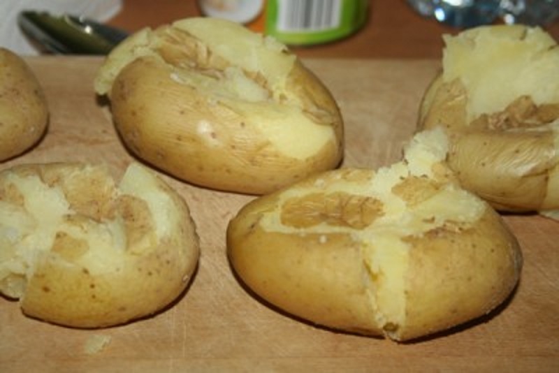 Картофель в кожуре, запеченный в духовке