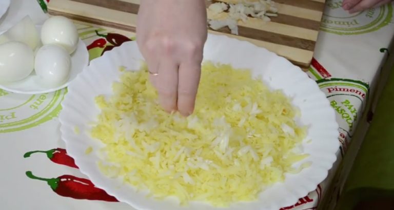 Классический рецепт селёдки под шубой с яйцом: готовим в правильной последовательности слоев