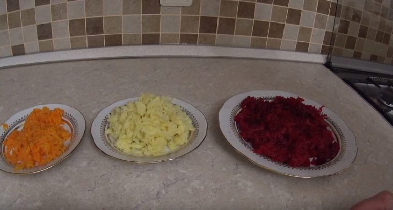 Классический рецепт селёдки под шубой с яйцом: готовим в правильной последовательности слоев