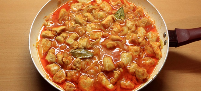 Куриное филе на сковороде в сметанном или томатном соусе — рецепты с сыром и грибами