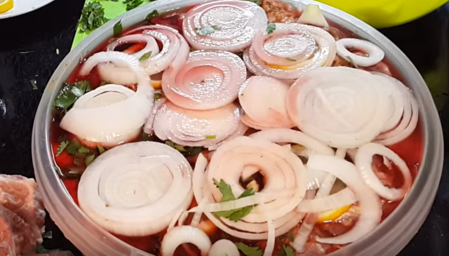 Маринад для шашлыка из свинины — 14 рецептов которые сделают мясо мягким и сочным