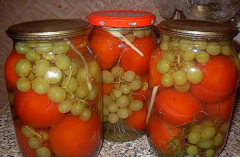 Маринованные помидоры с виноградом. Вкус получается такой, что потом не оторвешься! По этому рецепту мариновала еще моя бабушка.