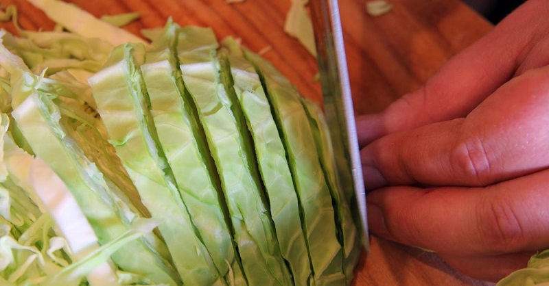Налетай на молодую капусту! Эти 5 крутых рецептов 100 % должны быть в твоей кулинарной копилке.