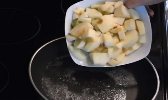 Очень вкусные пышные оладьи с яблоками, приготовленные на кефире