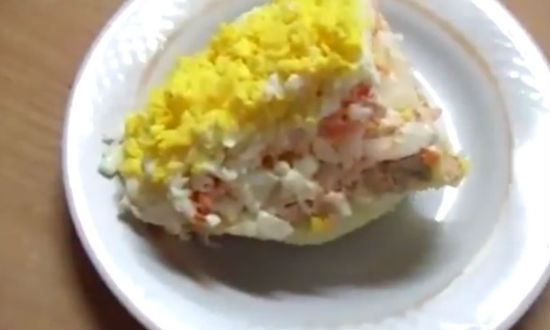 Праздничный салат Мимоза со свежей горбушей. Простые и быстрые рецепты