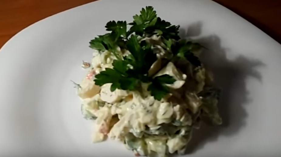 Простой и самый вкусный салат с кальмарами