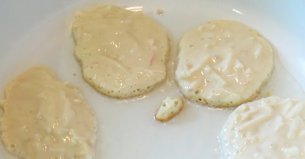 Пышные оладьи на кефире — лучшие рецепты вкусных оладушек