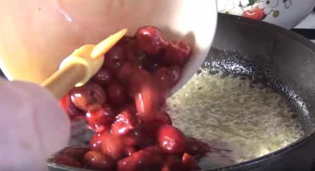 Пышные оладьи на кефире приготовленные по домашнему — пошаговые рецепты с фото