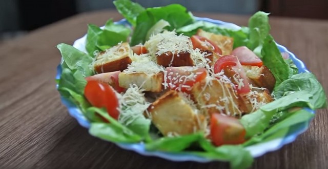 Салат цезарь – 3 классических рецепта приготовленных с курицей