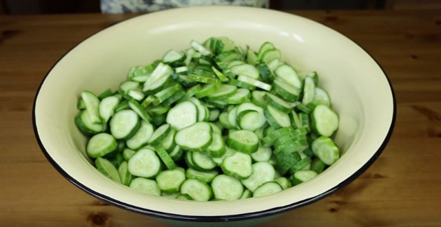 Салат из огурцов на зиму. 5 рецептов заготовок простых и вкусных салатов из огурцов