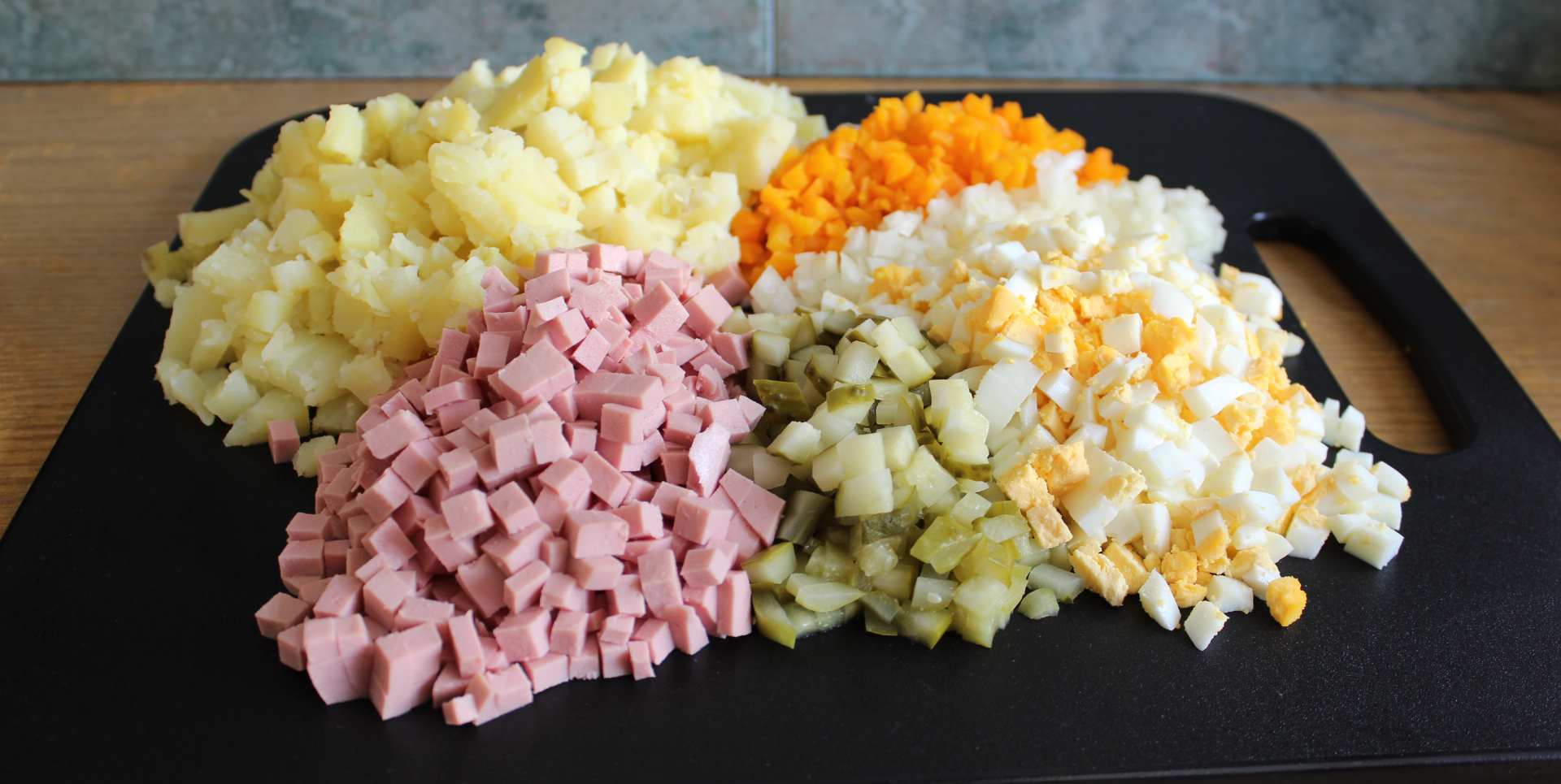 Салат Оливье: классический рецепт с колбасой и мясом