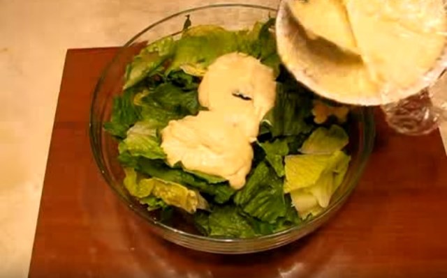 Салаты цезарь с креветками — Новогодние классические рецепты и соус для салата цезарь