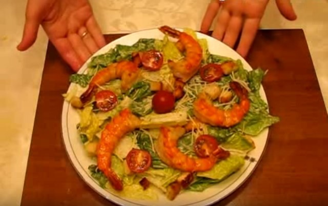 Салаты цезарь с креветками — Новогодние классические рецепты и соус для салата цезарь