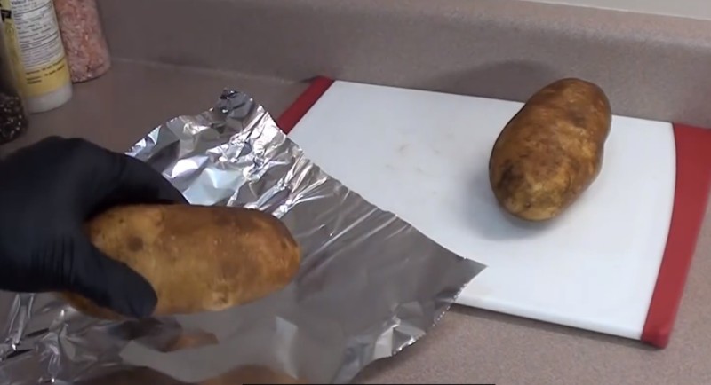 Сезон восхитительных блюд на гриле открыт! Фаршированный картофель, перед которым не устоять.