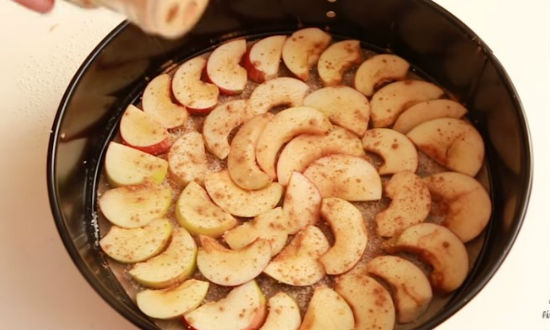 Шарлотка с яблоками. Рецепт классического пирога в духовке со сметаной