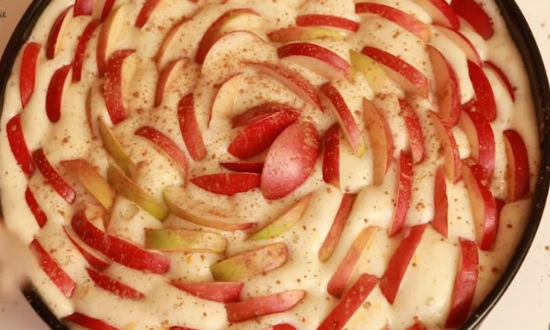 Шарлотка с яблоками. Рецепт классического пирога в духовке со сметаной