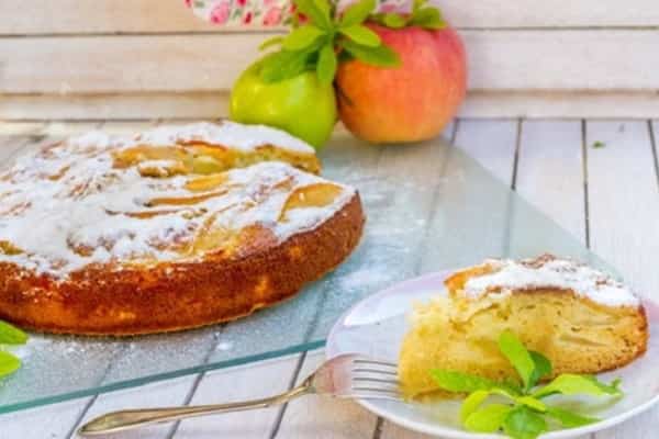 Шарлотка с яблоками в духовке: лучшие рецепты с фото