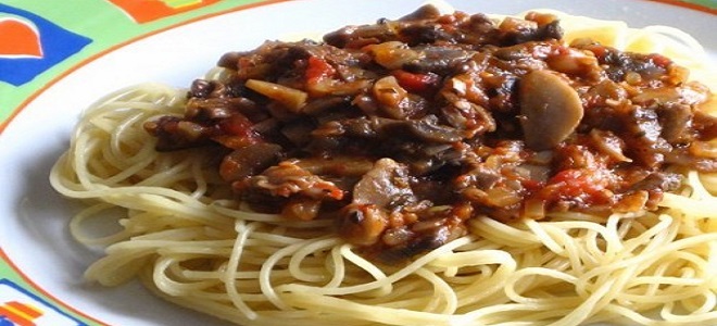 Спагетти болоньезе — классический итальянский рецепт с фаршем, в мультиварке, с травами, колбасой и грибами