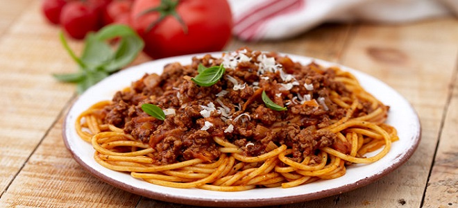 Спагетти болоньезе — классический итальянский рецепт с фаршем, в мультиварке, с травами, колбасой и грибами