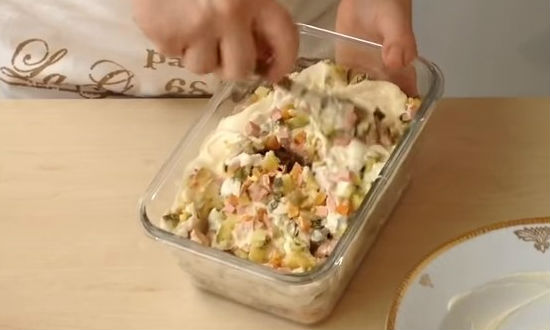 Традиционный салат оливье. Классические рецепты вкусного салата с колбасой и солеными огурцами