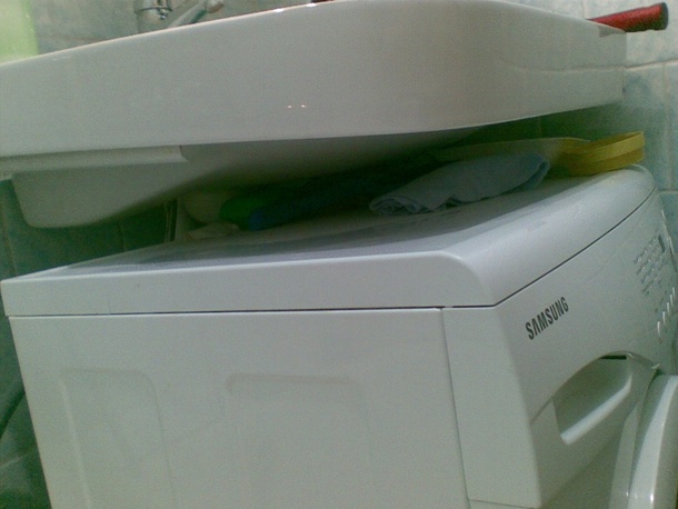 Умывальник над стиральной машиной и его особенности