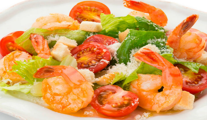 Вкусный салат «Цезарь», рецепт приготовления с креветками и соусом