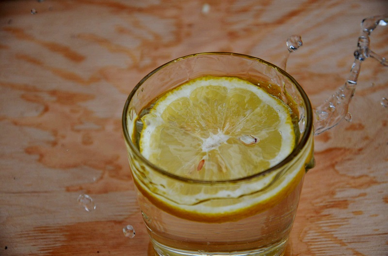 Выжми 1 лимон, смешай с 1 столовой ложкой оливкового масла. Выжмите 1 лимон, добавьте 1 столовую ложку оливкового масла. Оливки масла и лимон сок. Выжми 1 лимон, смешай с 1 столовой. Сок лимона 1 2