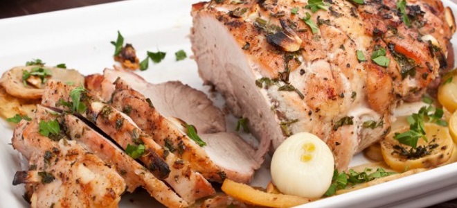 Запеченная свинина — рецепты в духовке в фольге, в рукаве и в мультиварке. Как запечь свинину куском с помидорами и сыром?
