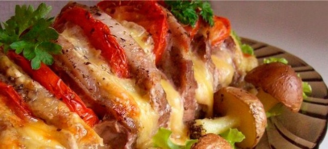 Запеченная свинина — рецепты в духовке в фольге, в рукаве и в мультиварке. Как запечь свинину куском с помидорами и сыром?