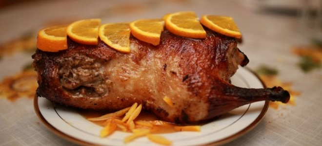 Запеченная утка целиком в духовке в рукаве или в фольге – рецепты с яблоками, апельсинами и с картошкой