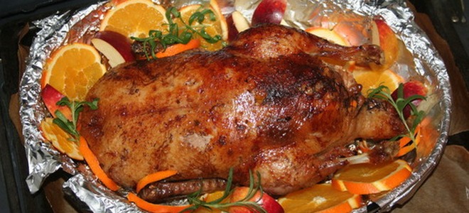 Запеченная утка целиком в духовке в рукаве или в фольге – рецепты с яблоками, апельсинами и с картошкой