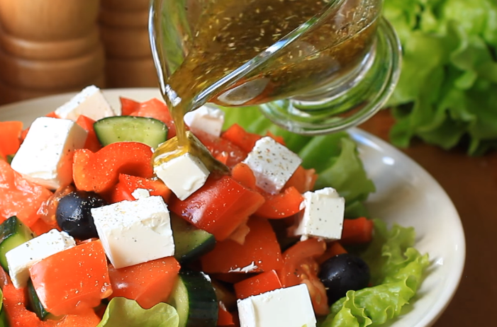 Заправка для греческого салата: ТОП-6 рецептов самых вкусных соусов