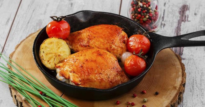 Жареная курица на сковороде — рецепты из куриного филе, печени, бедрышек, крылышек и голени. Жареная курица на сковороде – блюдо, которое сумеет приготовить каждый кулинар.