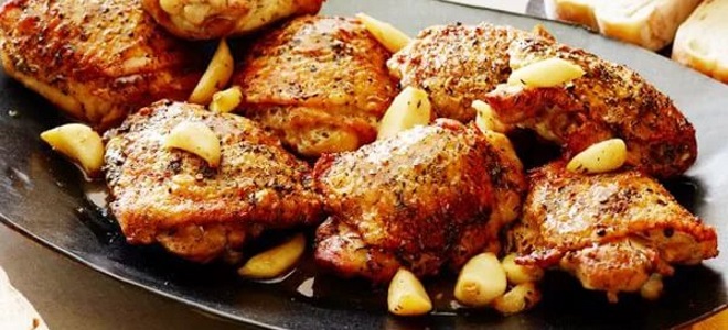 Жареная курица на сковороде — рецепты из куриного филе, печени, бедрышек, крылышек и голени. Жареная курица на сковороде – блюдо, которое сумеет приготовить каждый кулинар.